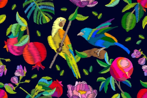 Tropikal bahçe içinde renkli kuşlar.