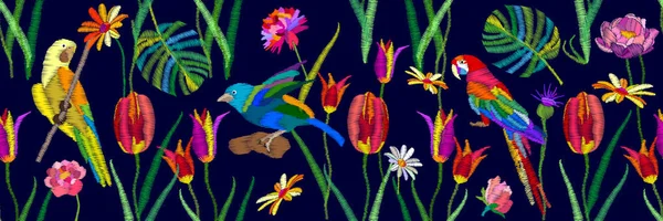 Tropikal bahçe içinde renkli kuşlar.