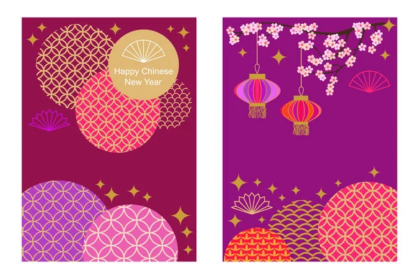 Conjunto de tarjetas de feliz año nuevo chino. Coloridos ornamentos geométricos abstractos sobre fondo púrpura . — Archivo Imágenes Vectoriales