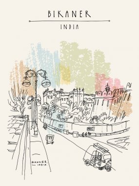 Bikaner, Rajasthan, Hindistan. Cadde görünümü. Otomatik rickshaws ve fort arka planda olan yol. Seyahat kroki, artistik çizim. Vintage el çekilmiş turistik kartpostal veya poster. Vektör çizim
