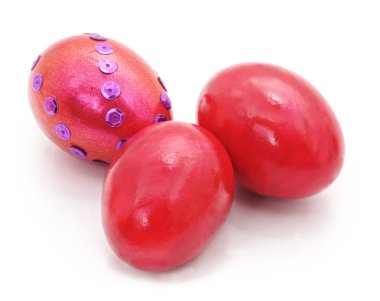 Üç kırmızı paskalya yumurtası.