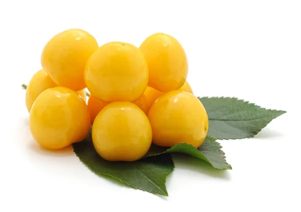 Cerezas Amarillas Dulces Con Hojas Aisladas Sobre Fondo Blanco —  Fotos de Stock