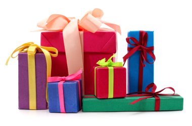 Beyaz arka planda izole edilmiş Noel hediyeleri yığını.
