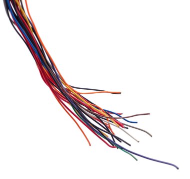 Yırtılmış çok renkli kablolar beyaz arkaplanda izole edilmiş.