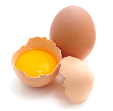 Kırık ve tüm yumurtalar beyaz arka planda izole edilmiş..