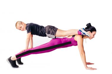 Aile spor, anne ve oğlu, oynarken spor, sağlıklı yaşam tarzı