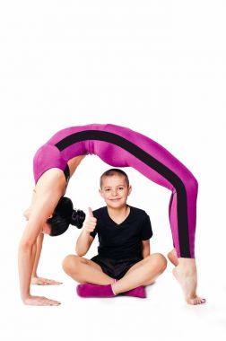 Aile spor, anne ve oğlu, oynarken spor, sağlıklı yaşam tarzı