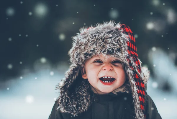 Inverno Foto Natale Bambino Umore Natalizio Capodanno Bambino Una Slitta Foto Stock Royalty Free