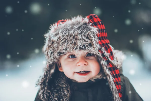 Inverno Foto Natale Bambino Umore Natalizio Capodanno Bambino Una Slitta Immagine Stock