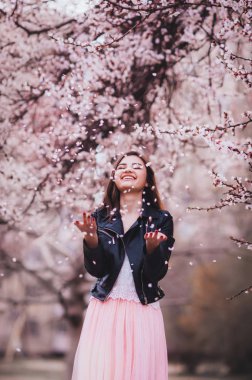 Çiçek açan bir bahçede güzel bir kız, bahar, doğa, çiçek açan