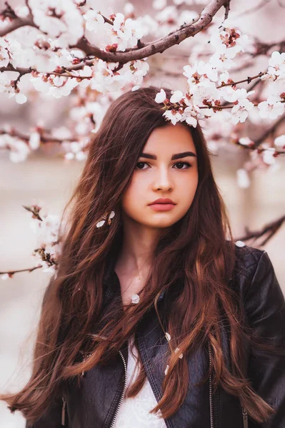Szép Lány Cseresznyevirág Kert — Stock Fotó