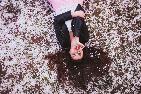 Schönes Mädchen Einem Kirschblütengarten — Stockfoto