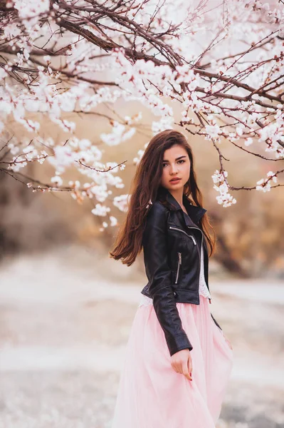 美丽的女孩在樱花园 — 图库照片