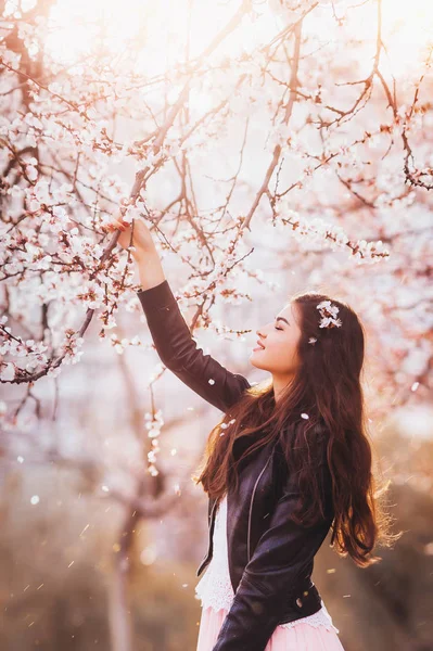 Hermosa Chica Jardín Floreciente Primavera Naturaleza Floración —  Fotos de Stock