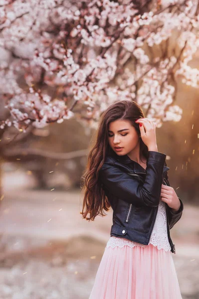 Gyönyörű Lány Egy Virágzó Kertben Tavasz Természet Virágzás — Stock Fotó