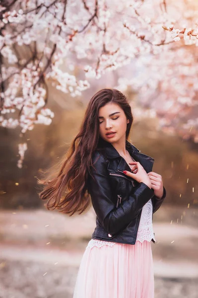 Gyönyörű Lány Egy Virágzó Kertben Tavasz Természet Virágzás — Stock Fotó