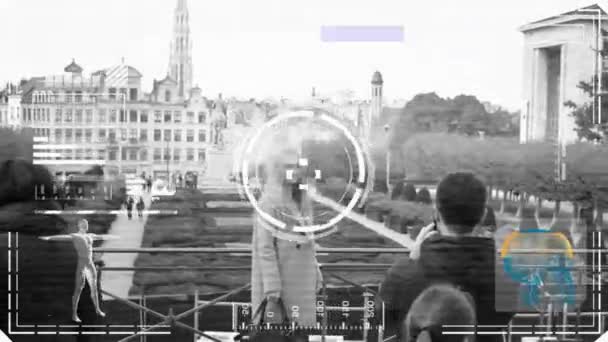 Meisje poseren - radar - scannen - opsporen van aanwijzingen - grijs - Hd. — Stockvideo