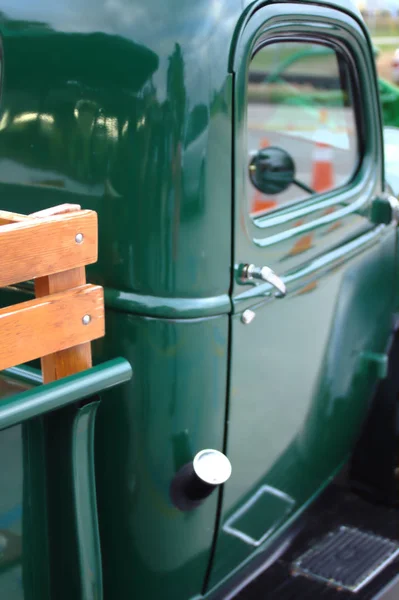 Vintage zielony samochód z drewna — Zdjęcie stockowe