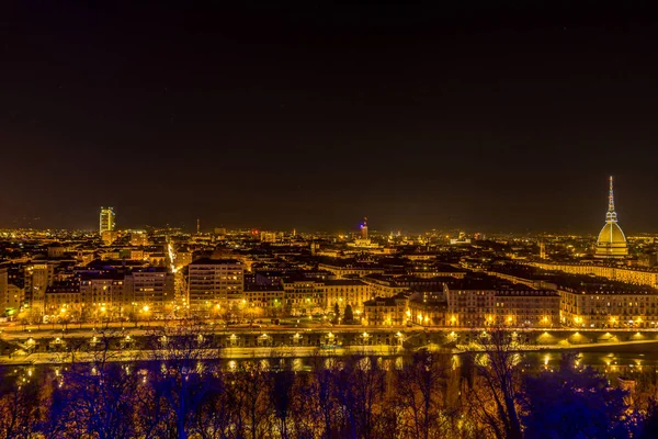 Panoraama Torinon Mooli Antonelliana Yöllä — kuvapankkivalokuva