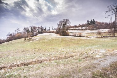 dağ manzarası ile kar, kar yağışı, kötü hava koşulları ve bulutlu gökyüzü gün