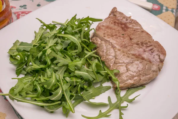 Filete Res Con Guarnición Cohete Plato Blanco — Foto de Stock