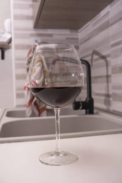 Glas Rotwein Der Küche — Stockfoto