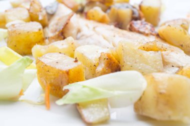 patates ve salata ile çanak levrek