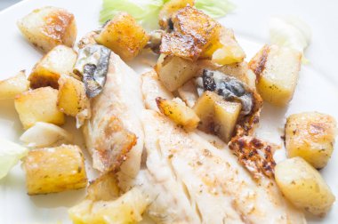 patates ve salata ile çanak levrek