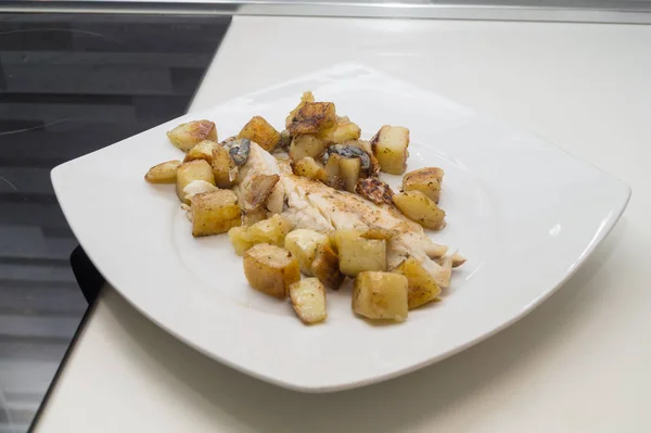 Lubina Plato Con Patatas Ensalada —  Fotos de Stock