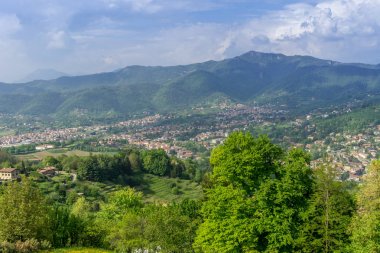 Bahar Bergamo şehir panoraması