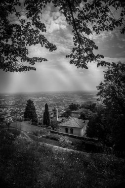 Bahar Bergamo şehir panoraması