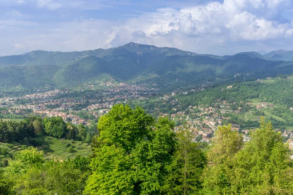 Bahar Bergamo şehir panoraması