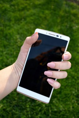 Büyük beyaz akıllı telefon elinde tutan