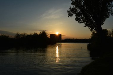 günbatımı Nehri üzerinde. 