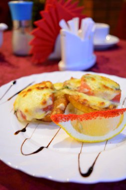 Bir plaka restoran, lezzetli akşam yemeği