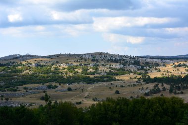 Dağlar, yatay, mavi gökyüzü ve yeşil çalılar