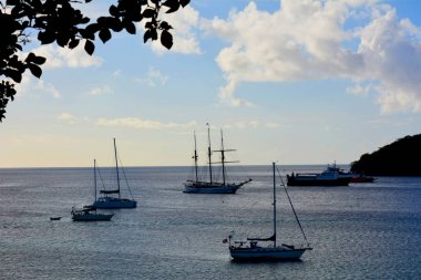 Koyda Yelkenli hazır. Günbatımı zamanı. Saint-Vincent ve Grenadinler