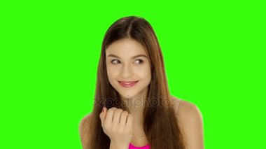 Chromakey görüntüleri güzel genç kız flört, flört, gülümseyen ve sevindirici güzel genç kız