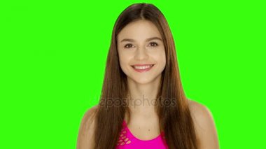 Chromakey görüntüleri genç kadın ok işareti ve simge gösterir