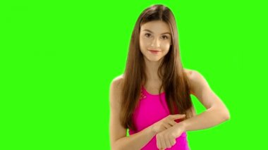 Chromakey görüntüleri portre portre genç kadının ciddi bir zaman aşımı, beden dili gösterilen