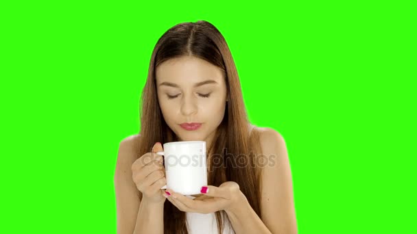 クロマキー映像病気少女は、薬を飲んでいます。屋内の写真。クローズ アップ. — ストック動画