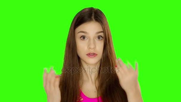 Chromakey footage Mulher gesto teatral pergunta o que você fez estúpido — Vídeo de Stock