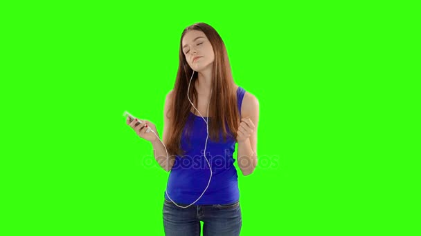 Bonito menina ouvindo música isolada — Vídeo de Stock