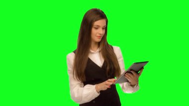 Sayısal Tablet kullanan Güzel İş Kadını
