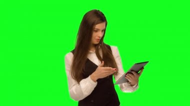 Sayısal Tablet kullanan Güzel İş Kadını