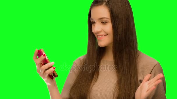 Chica usando el teléfono celular está encendido — Vídeos de Stock