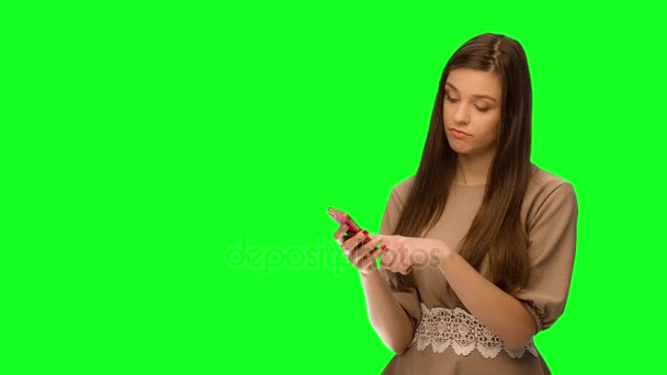 Menina usando celular — Vídeo de Stock