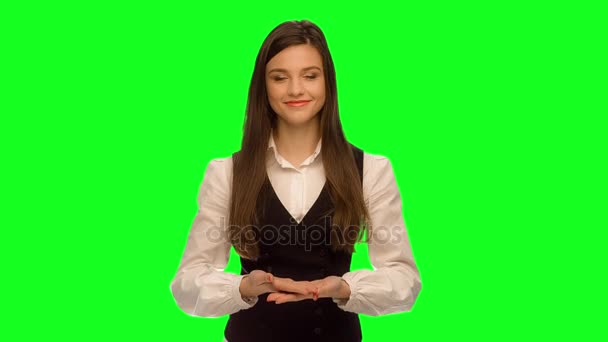Kvinna visar din produkt eller meddelande leende glada isolerade på greenscreen chroma key bakgrund. Vacker flicka i blå linne som visar öppen hand palm. — Stockvideo