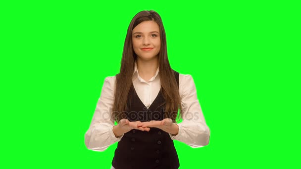 Vrouw met uw product of bericht glimlachend gelukkig geïsoleerd op Chromakey, key groen scherm. Groen scherm keying in een enkele klik, de juiste huid. — Stockvideo