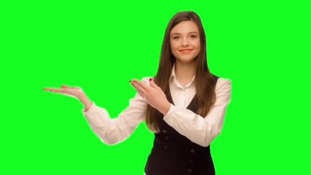 Kvinna visar din produkt eller meddelande leende glada isolerade greenscreen chroma key. Grön skärm keying i ett enda klick, rätt hud. — Stockvideo